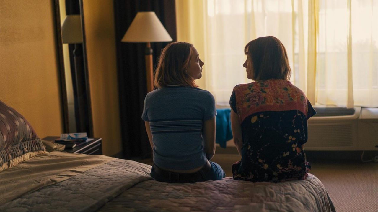 Lady Bird: Das Bild zeigt eine junge Frau und ihre Mutter, die mit dem Rücken zu uns auf einem Bett sitzen und sich unterhalten