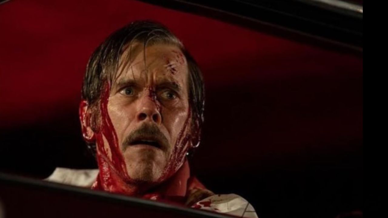 Das Bild zeigt einen blutverschmierten Mann mit Schnauzbart