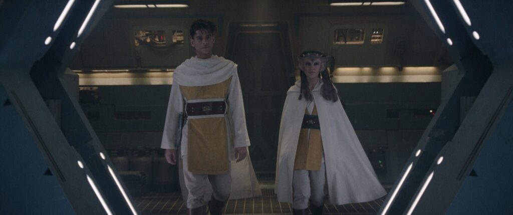 Zwei Jedi in prachtvollen Gewändern im Korridor eines Raumschiffs.