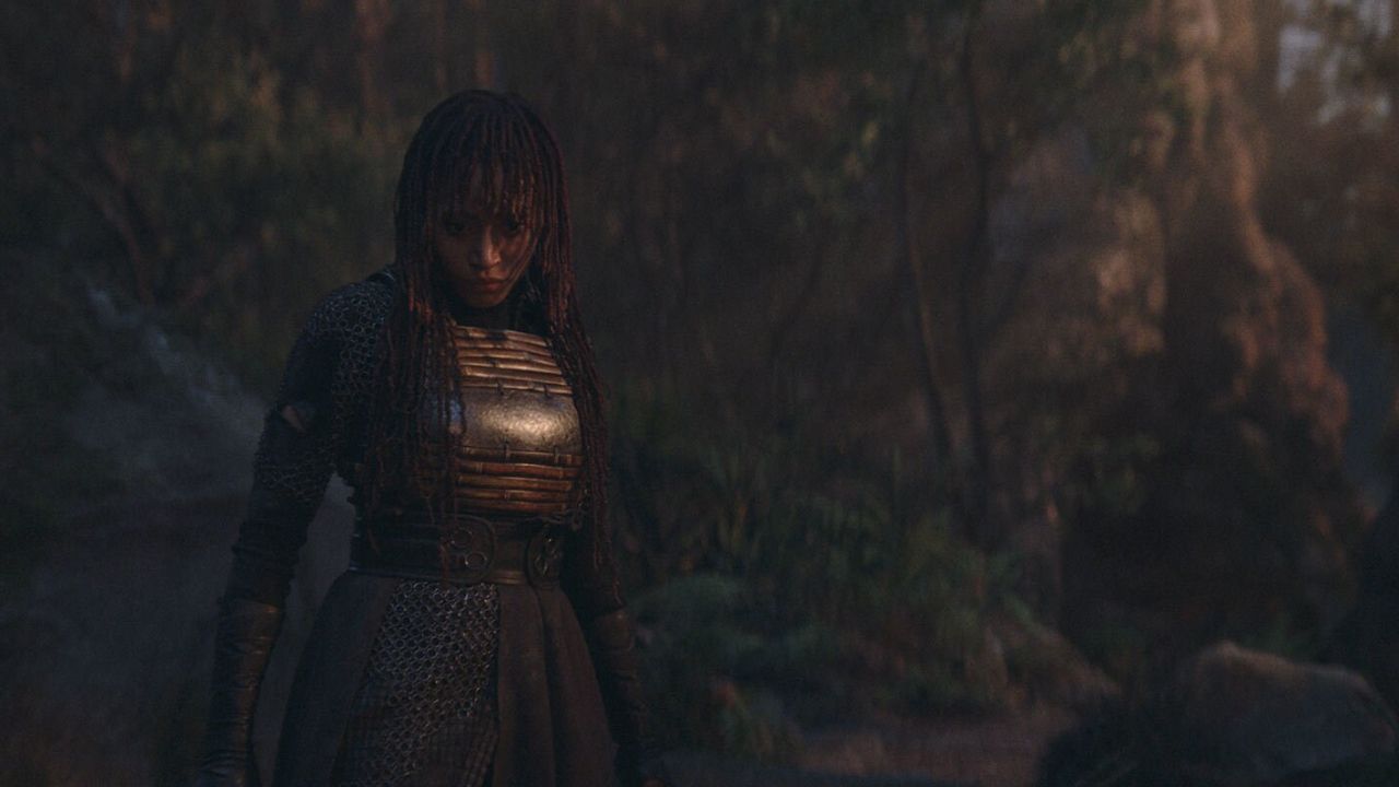 Das Bild zeigt eine Kriegerin, die in einem Wald steht