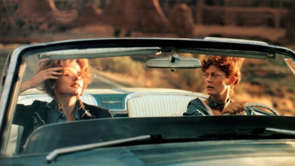 Thelma & Louise: Auf dem Bild sind zwei Frauen im Cabrio zu sehen. Die Fahrerin schaut gerade zu der Beifahrerin rüber