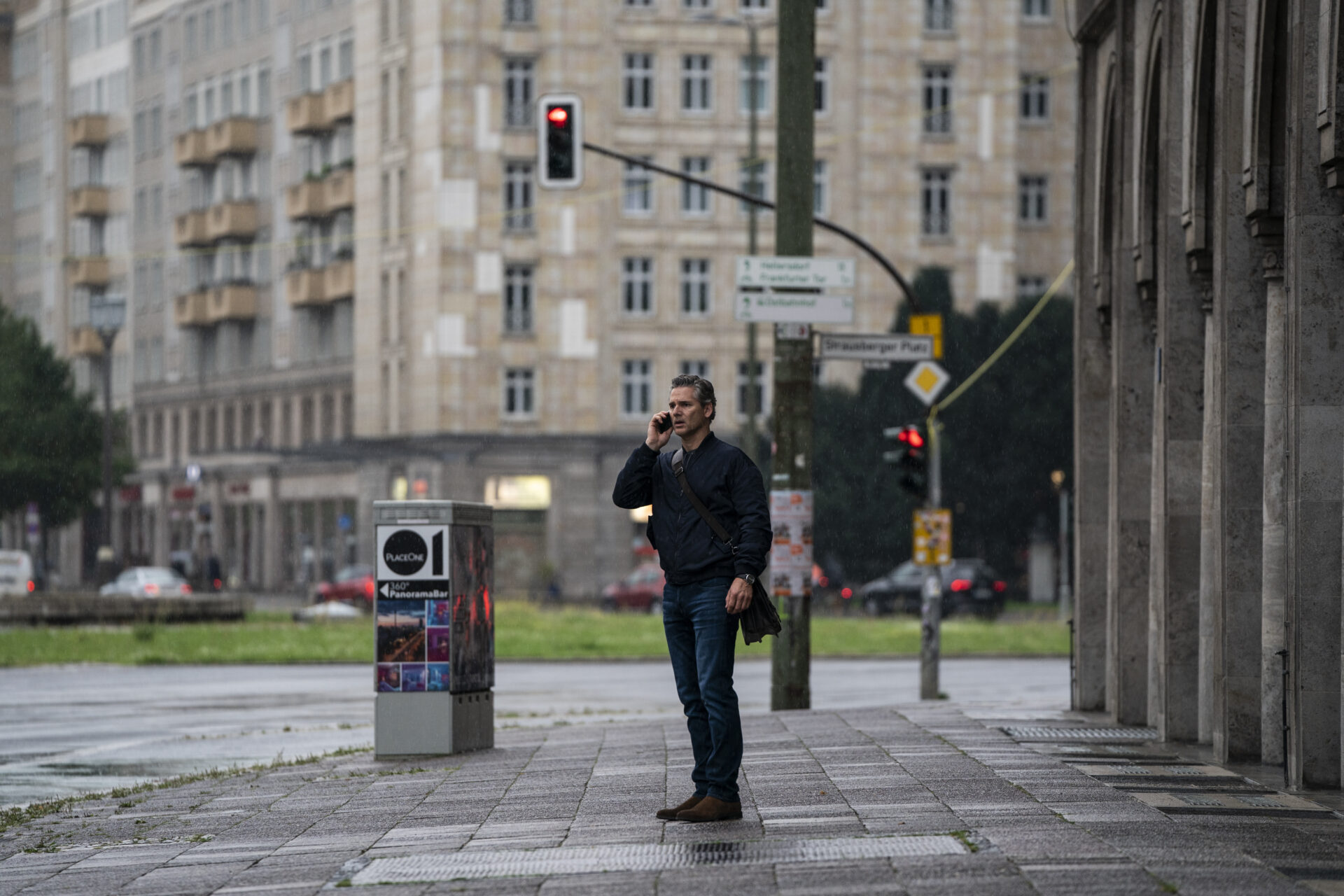 Ben Monroe (Eric Bana) erhält beunruhigende Neuigkeiten am Berliner Strausberger Platz.