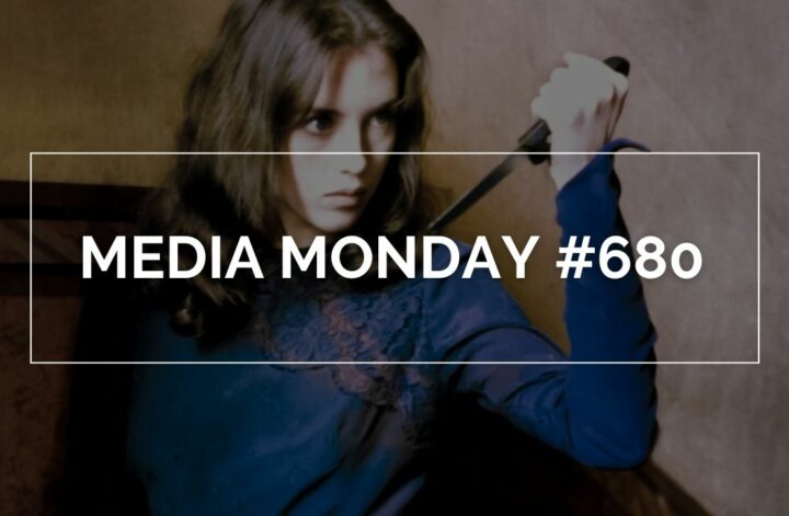 Media Monday: Auf dem Bild ist eine Frau im blauen Kleid, die an einer Wand steht und ein Messer vor sich hält