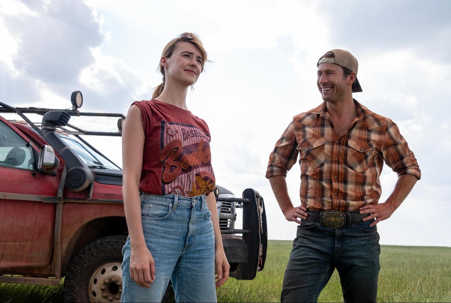 Daisy Edgar-Jones und Glen Powell unterhalten sich am Set des Films.