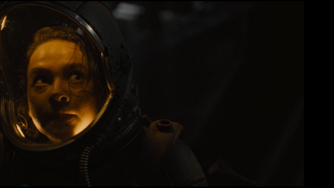 Rain (Cailee Spaeny) in einem Weltraumanzug. | Alien: Romulus