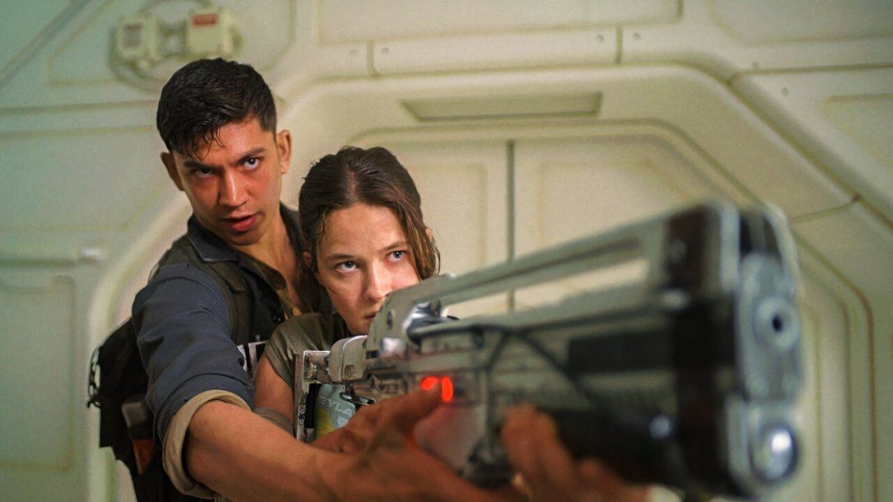 Waffentraining von Tyler (Archie Renaux) und Rain (Cailee Spaeny). | Alien: Romulus