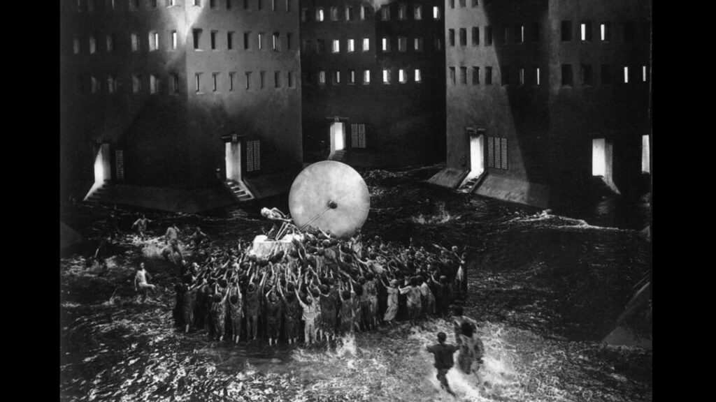 Menschen versuchen in einer unterirdischen Stadt vor eindringendem Wasser zu fliehen. | Metropolis (1927)