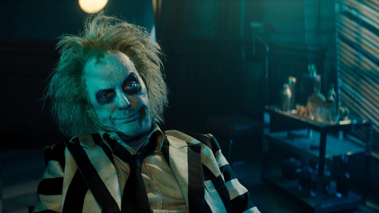 Beetlejuice (Michael Keaton) schaut etwas missmutig in die Kamera