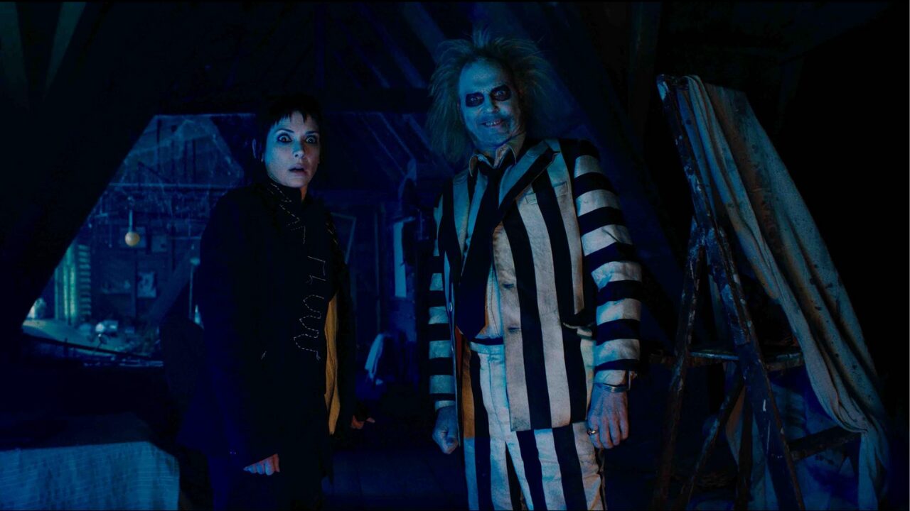 Lydia (Winona Ryder) und Beetlejuice (Michael Keaton) schauen in die Kamera