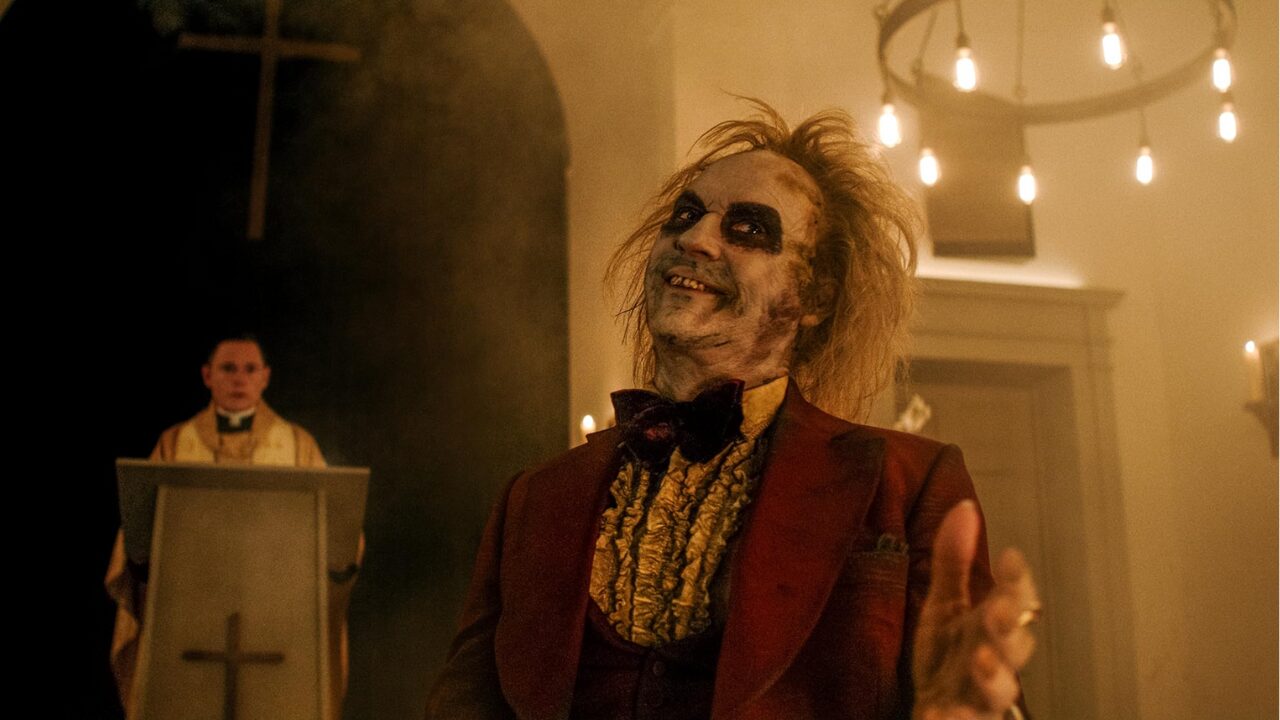 Beetlejuice (Michael Keaton) lächelt in die Kamera