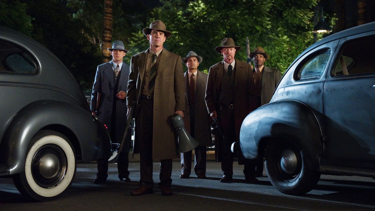 Gangster Squad: Das Bild zeigt eine Gruppe Männer zwischen zwei Autos stehend