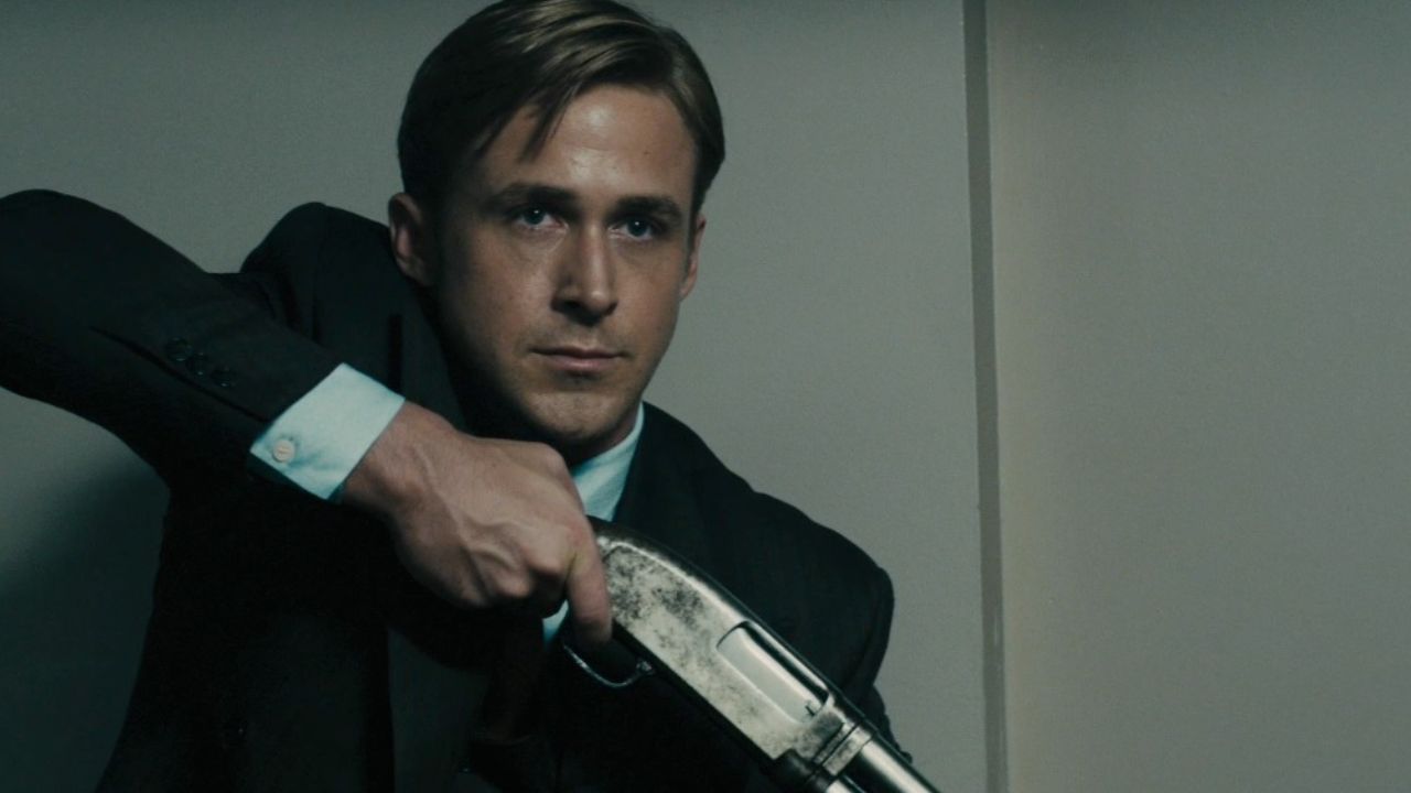 Gangster Squad: Das Bild zeigt einen Mann, der mit einer Schrotflinte in der Hand an der Wand steht