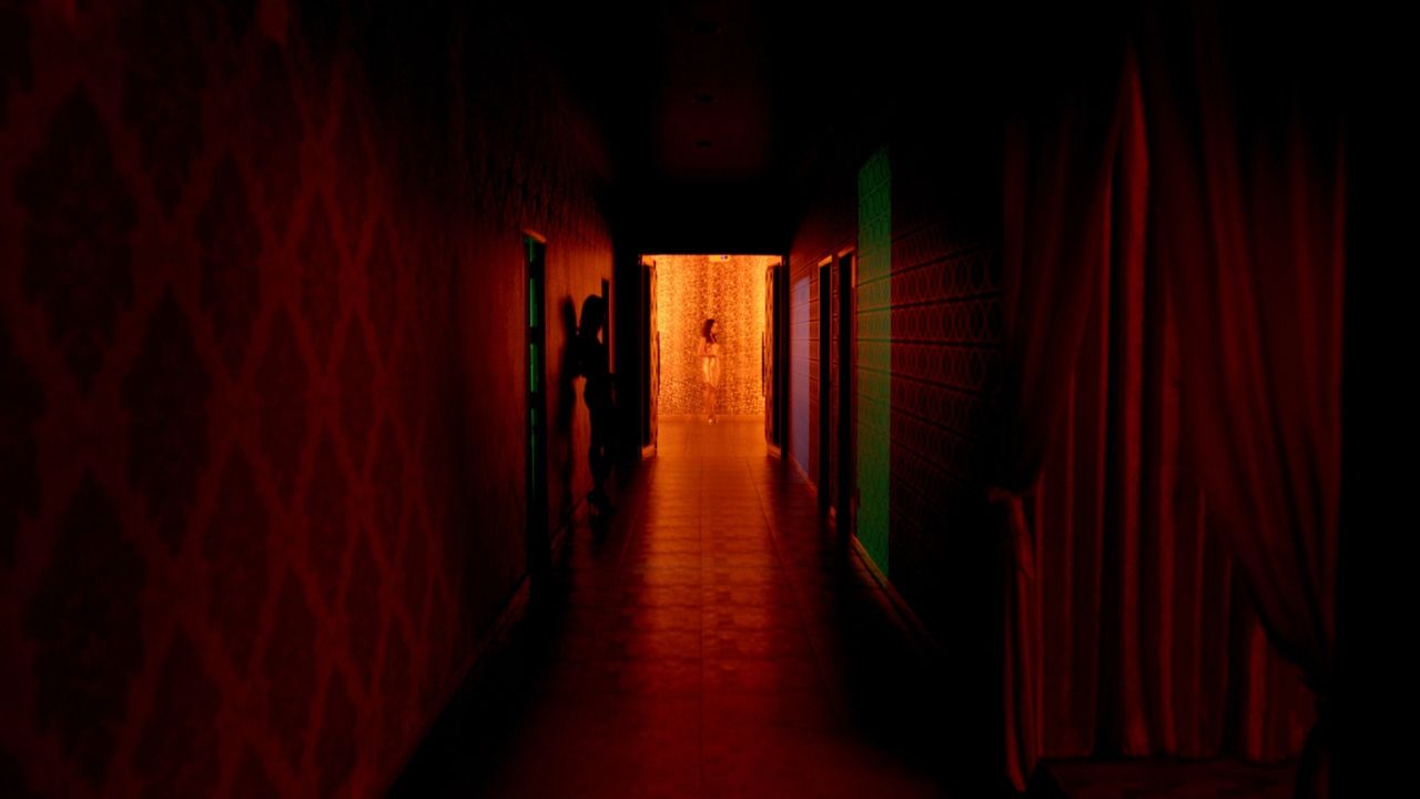 Only God Forgives: Das Bild zeigt eine Frau am Ende eines Ganges, der von Neonlicht beleuchtet ist