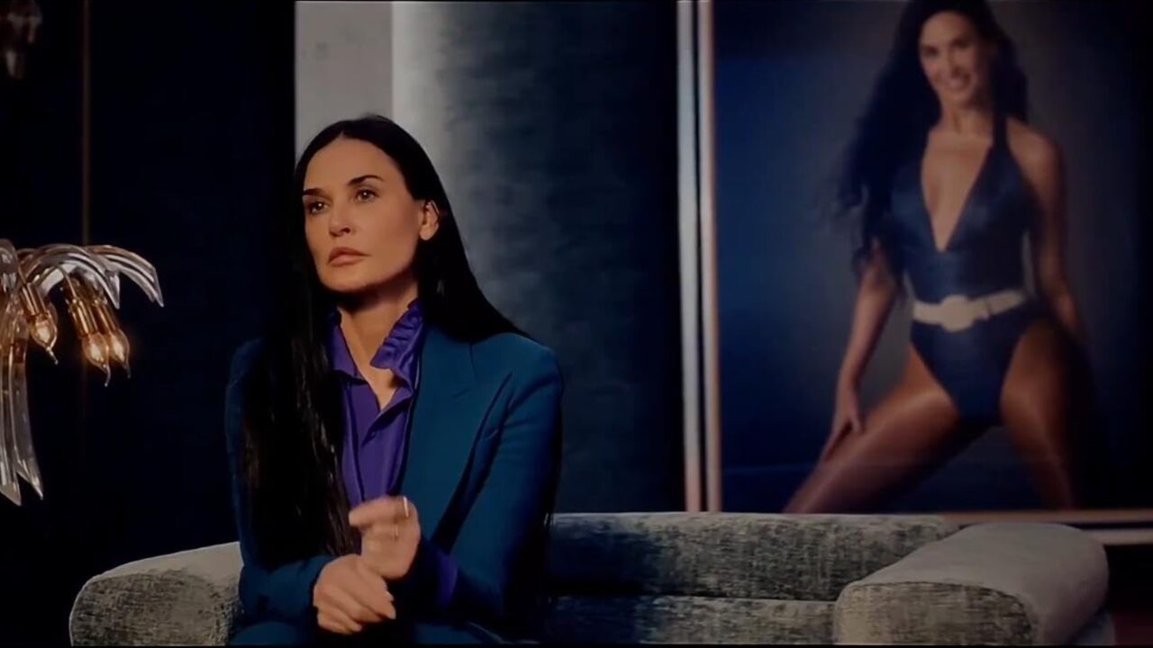 Elisabeth (Demi Moore) sitzt vor ihrem Portrait.