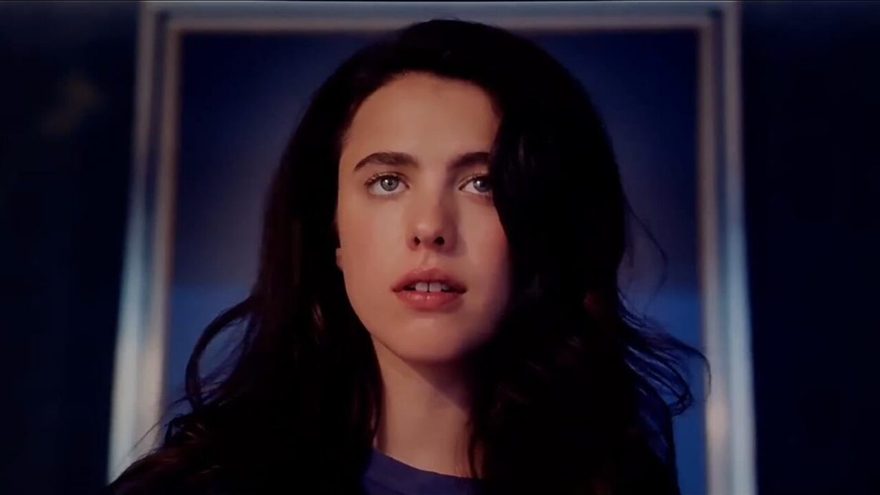 Sue (Margaret Qualley)