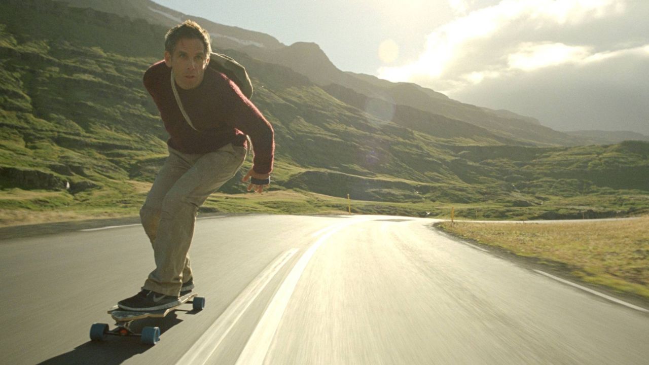 Das erstaunliche Leben des Walter Mitty: Auf dem Bild ist ein Mann auf einem Longboard zu sehen und fährt eine Straße entlang