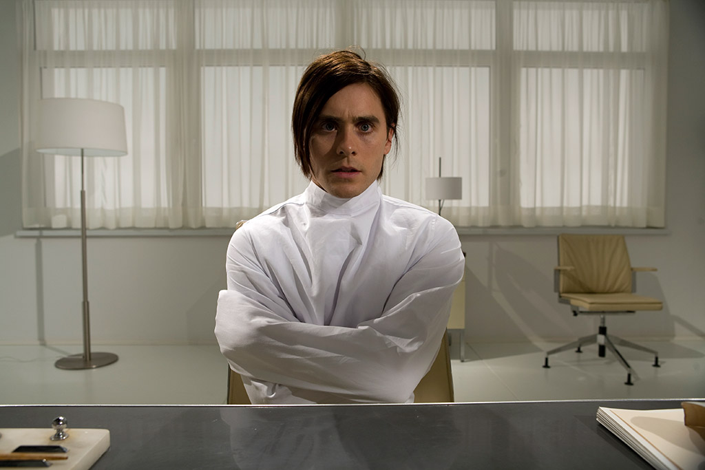 Mr. Nobody: Auf dem Bild ist ein Mann zu sehen, der vor einem Schreibtisch sitzt und eine Zwangsjacke trägt | Top 5 SciFi-Filme ohne Franchise