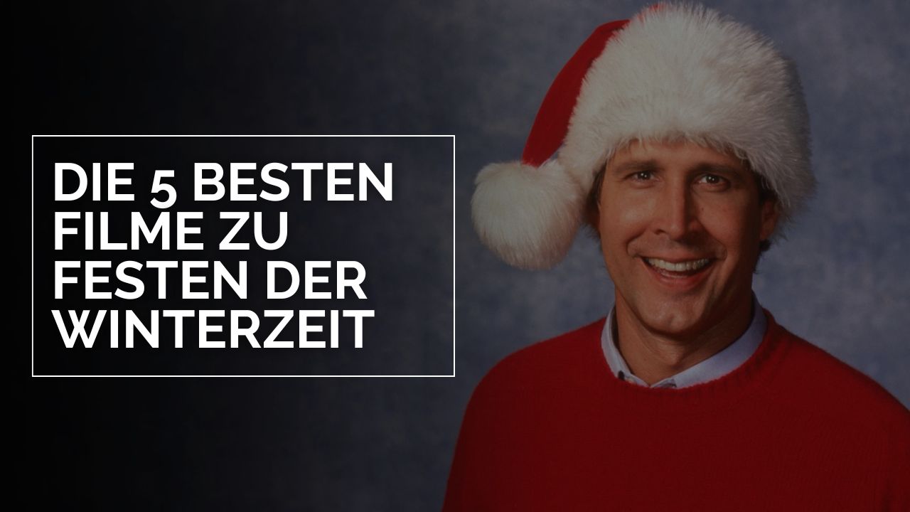 Die 5 besten Filme zu Festen der Winterzeit: Das Bild zeigt einen lachenden Mann im roten Pullover und roter Weihnachtsmütze