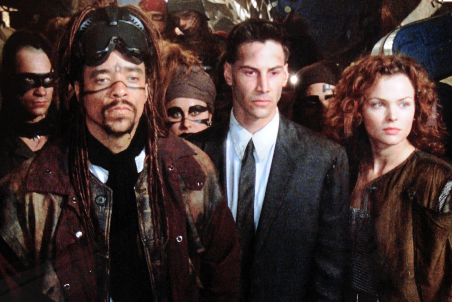 Johnny Mnemonic: Das Bild zeigt eine Gruppe von Menschen in einer futuristischen Welt