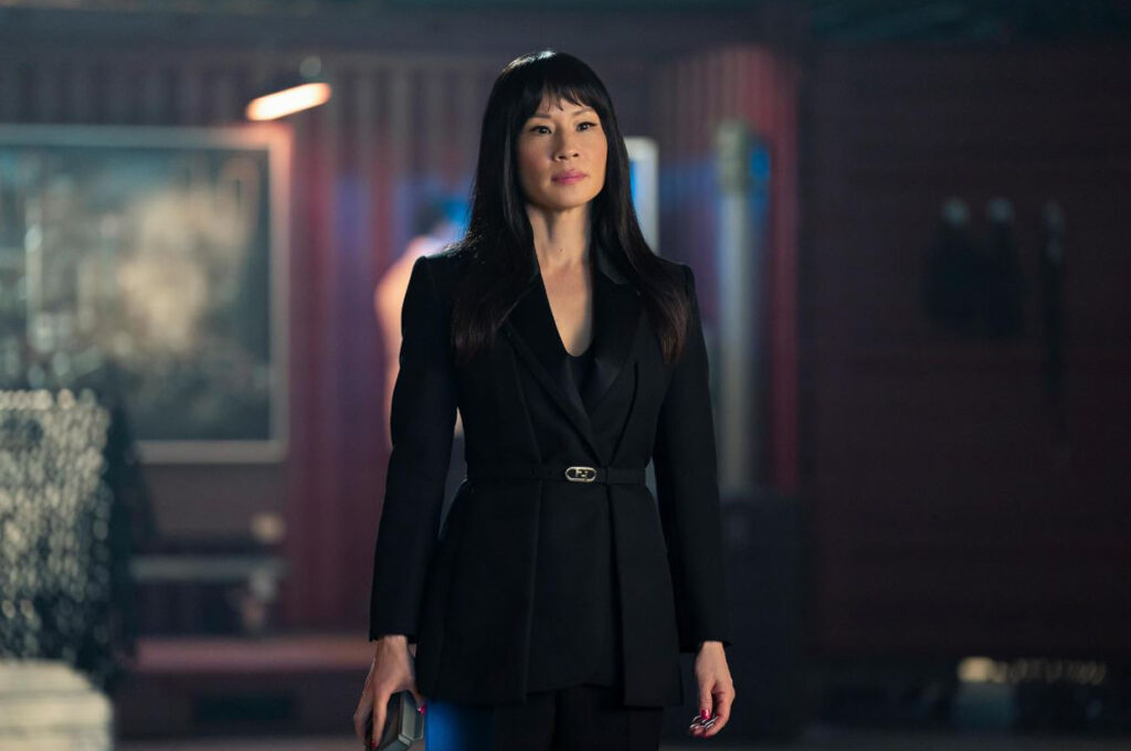 Das Bild zeigt Lucy Lui als Agentin in "Red One"