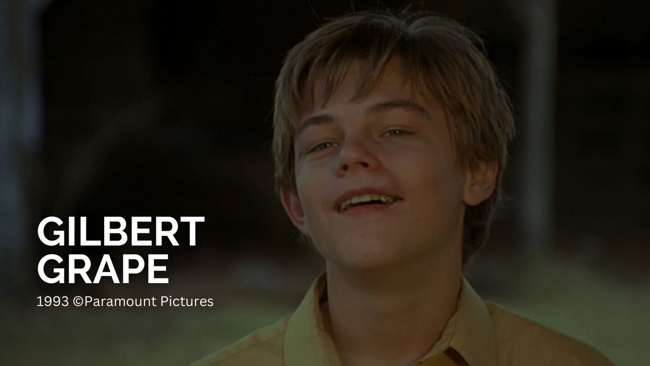 Gilbert Grape - Irgendwo in Iowa: Das Bild zeigt einen jungen Mann der lächelt. Auf der linken Seite des Bildes steht in weißen Lettern "Gilbert Grape" und kleiner darunter "1993 ©Paramount Picutes"