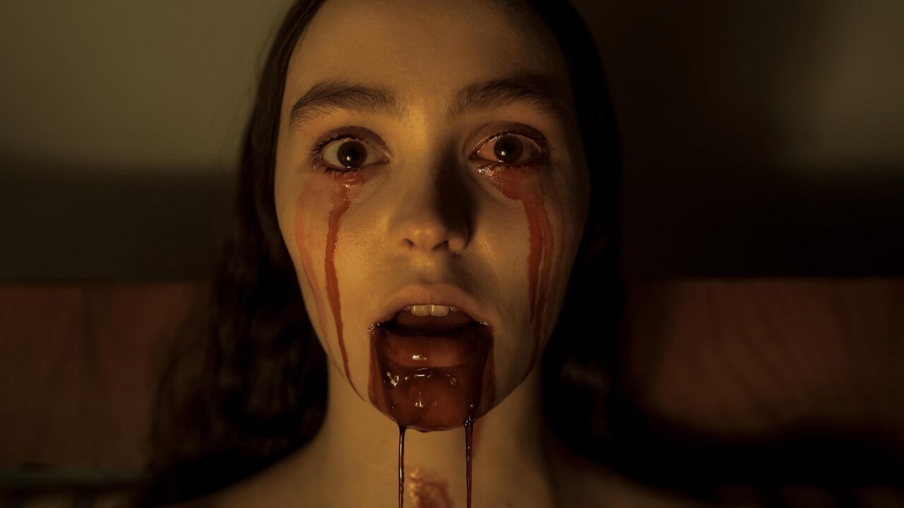 Eine Frau bei der Blut aus Augen und Mund läuft.