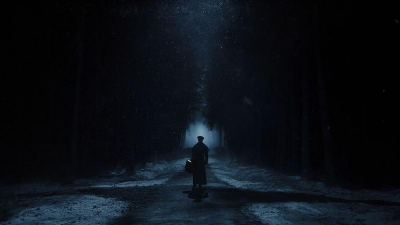 Ein Mann steht auf einem Waldweg bei Nacht. | Nosferatu - Der Untote