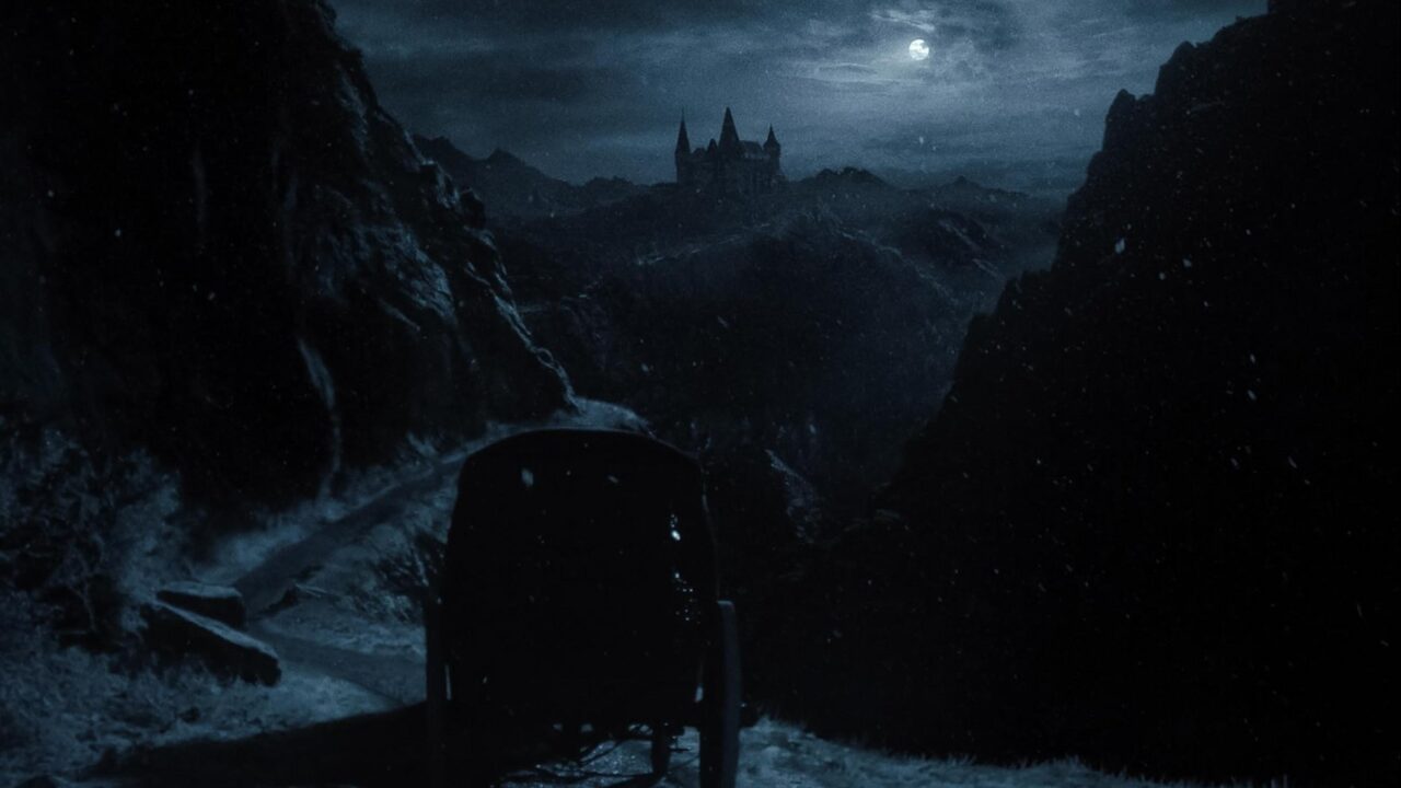 Eine Kutsche ist bei Nacht auf dem Weg zu einem Schloss. | Nosferatu - Der Untote