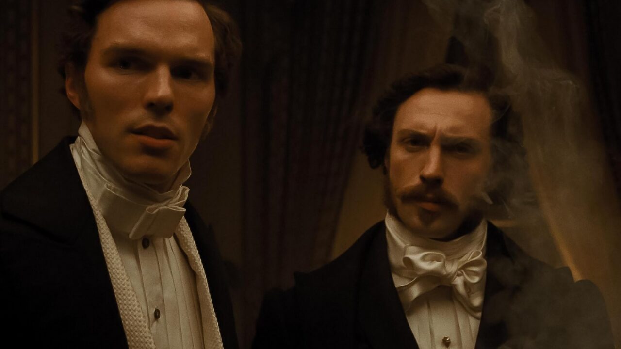 Thomas Hutter (Nicolas Hoult) und Friedrich Harding (Aaron Taylor-Johnson) schauen nachdenklich.