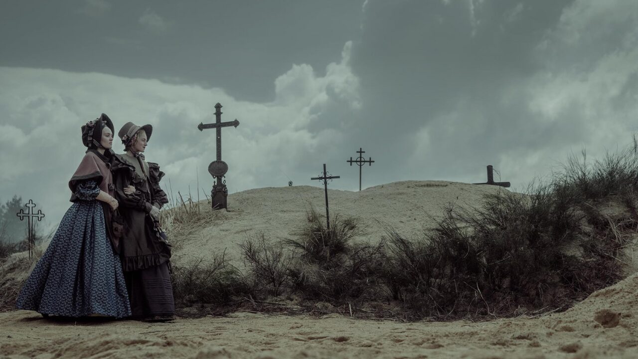 Zwei Frauen gehen am Strand spazieren.