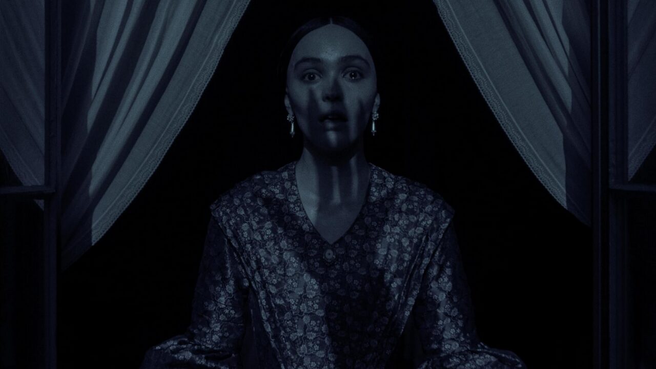 Eine Frau bei Nacht. Eine schattenhafte Hand schwebt über ihrem Körper. | Nosferatu - Der Untote