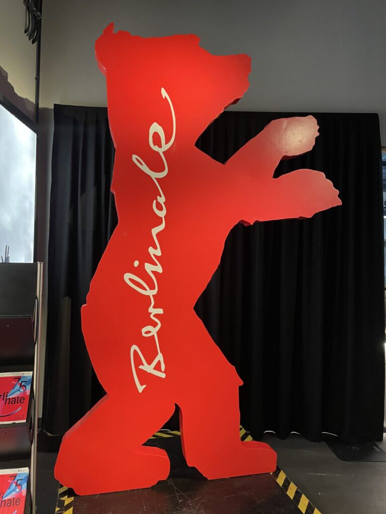 Logo der Berlinale als großer Aufsteller (ein roter Bär).