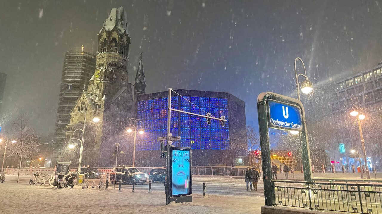 Die Gedächtniskirche in Berlin bei Schneegestöber.