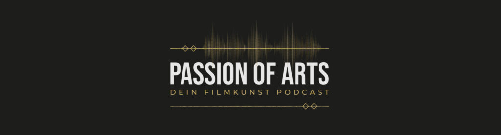 Das Bild zeigt auf einem schwarzen Hintergrund die weiße Schrift "Passion of Arts". Darunter steht in goldenen Lettern "Dein Filmkunst Podcast". Zwei Balken mit Rauten Elementen rahmen den Schriftzug ein. Zusätzlich hat der obere Balken eine Art Tonspur, ebenfalls in Gold | Podcast