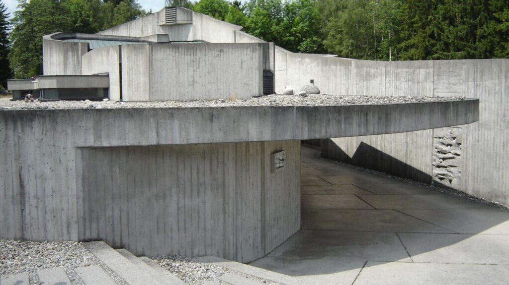 Das Gebäude der protestantischen Versöhnungskirche auf dem Gelände der KZ-Gedenkstätte Dachau.