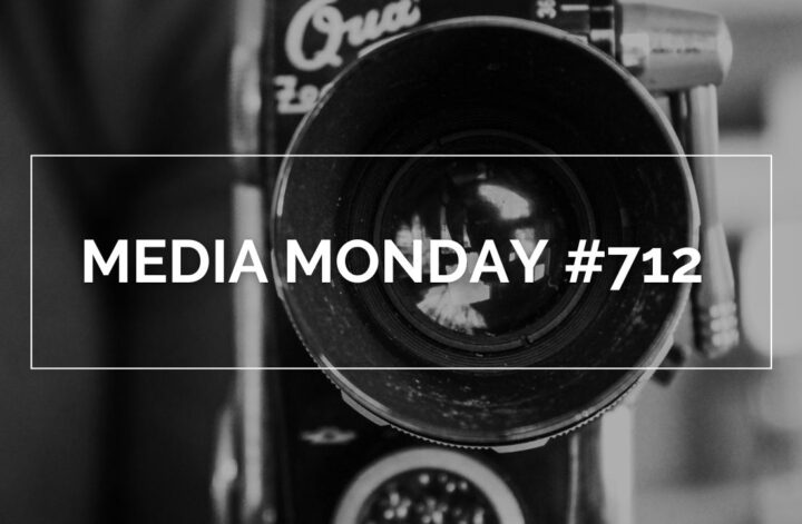 Schwarz-Weiß-Fotografie einer alten Kamera mit großem Objektiv. Darüber liegt ein weiß umrandeter Kasten mit der Aufschrift "MEDIA MONDAY #712" in fetten, weißen Großbuchstaben