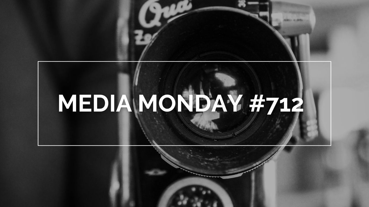 Schwarz-Weiß-Fotografie einer alten Kamera mit großem Objektiv. Darüber liegt ein weiß umrandeter Kasten mit der Aufschrift "MEDIA MONDAY #712" in fetten, weißen Großbuchstaben