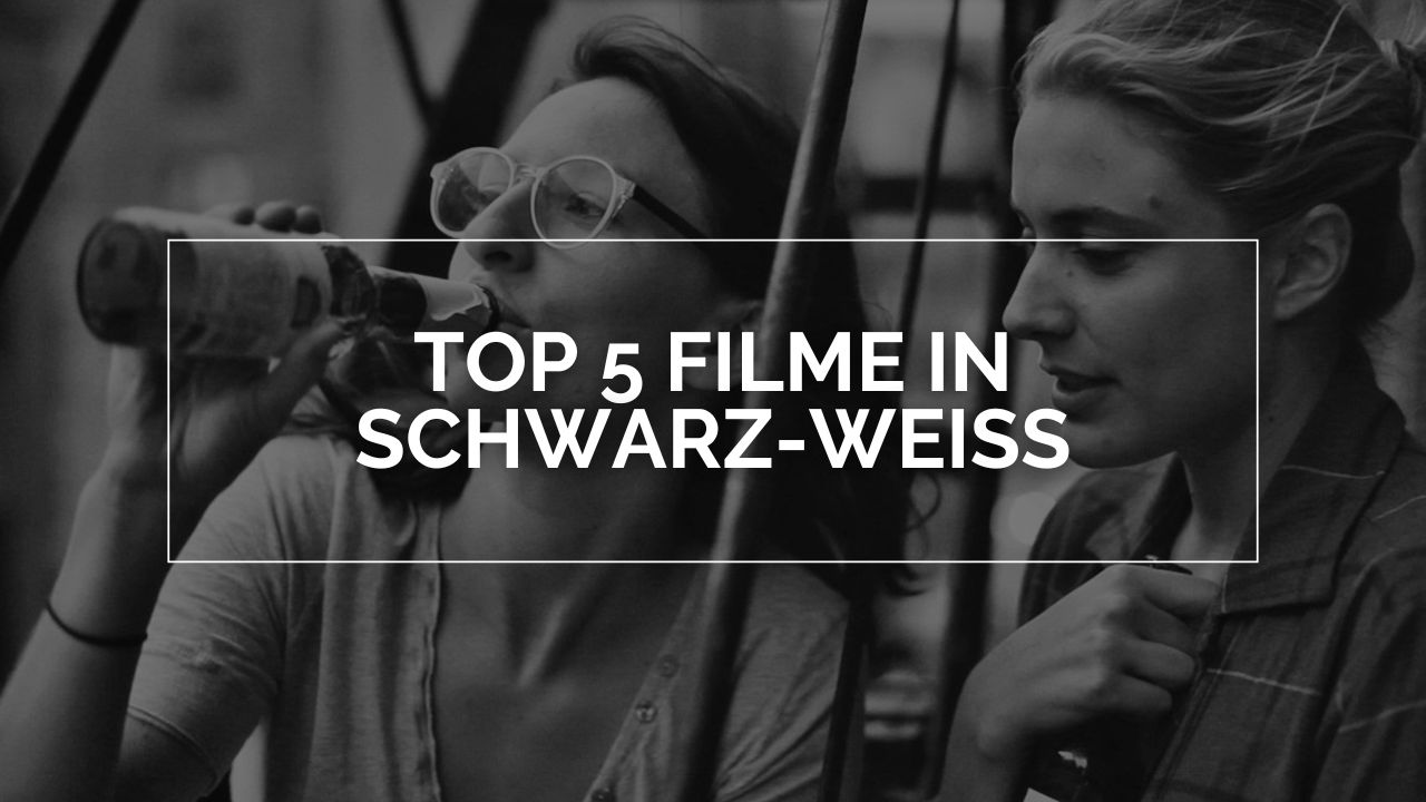 Das Bild zeigt zwei Frauen. Eine wirkt nachdenklich aber zufrieden. Die andere nippt gerade an einem Bier. In einem weißen Rahmen steht in weißer Schrift Top 5 Filme in schwarz-weiß