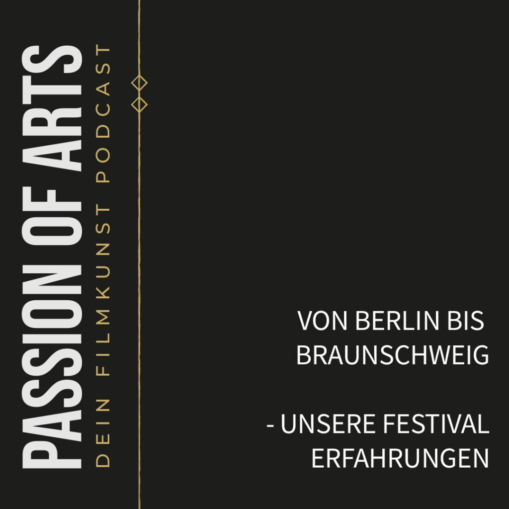 Ein Promo-Bild für den Podcast „Passion of Arts – Dein Filmkunst Podcast“. Der Text ist vertikal auf der linken Seite in Weiß und Gelb angeordnet, vor einem schwarzen Hintergrund. Auf der rechten Seite steht in weißer Schrift: „Von Berlin bis Braunschweig – Unsere Festival Erfahrungen“, was auf das Thema der Episode hinweist. Das Design ist modern und schlicht, mit einer dünnen vertikalen Linie und rautenförmigen Elementen, die die beiden Textbereiche trennen.