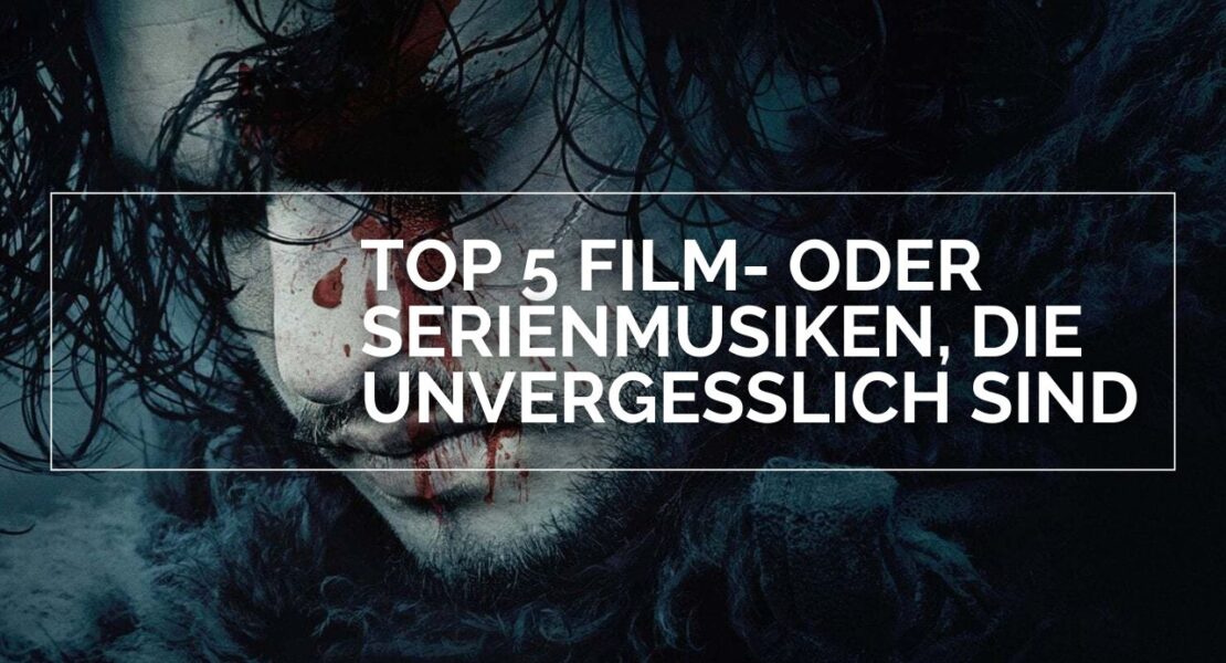 Nahaufnahme eines Charakters mit langem, dunklem Haar und blassem Gesicht, das mit Blutstreifen überzogen ist. Teile des Gesichts sind durch Schatten und Haare verdeckt. Über das Bild ist ein weißer rechteckiger Rahmen gelegt, der den Text „TOP 5 FILM- ODER SERIENMUSIKEN, DIE UNVERGESSLICH SIND“ enthält. Das Bild scheint eine Liste oder einen Artikel über unvergessliche Musik aus Filmen oder Serien zu bewerben
