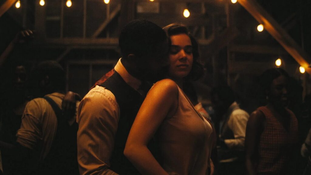 Blood & Sinners: Michael B. Jordan und Hailee Steinfeld tanzen innig umarmt. | Die 5 besten Filme 2025