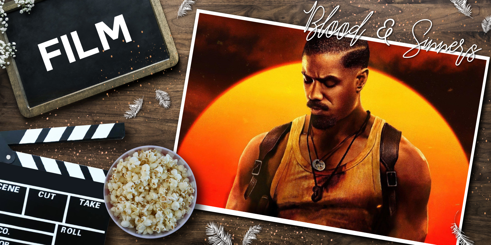 Filmcollage mit einem dramatischen Porträt eines muskulösen Mannes vor einem glühenden Sonnenuntergang, vermutlich ein Filmszenenbild. Links im Bild eine Filmklappe, ein Schild mit der Aufschrift ‚FILM‘ und eine Schüssel Popcorn auf einem Holztisch mit dekorativen weißen Federn. Der Schriftzug ‚Blood & Sinners‘ ist in eleganter Handschrift über das Szenenbild gelegt.