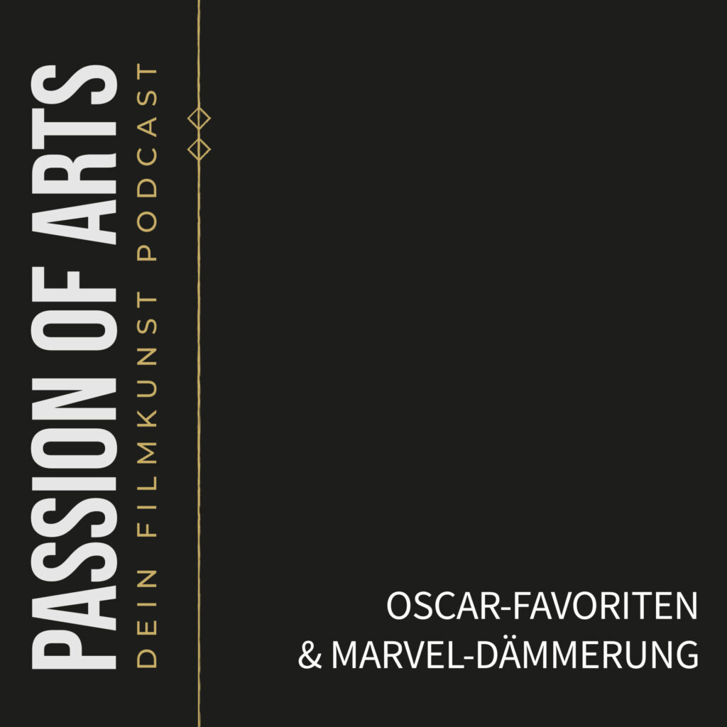 Titelgrafik des Podcasts Passion of Arts – Dein Filmkunst Podcast. Links steht der Podcasttitel vertikal in weißer Schrift auf schwarzem Hintergrund, daneben eine goldene Zierlinie mit zwei kleinen Rauten. Rechts unten steht in weißer Schrift der Episodentitel: „Oscar-Favoriten & Marvel-Dämmerung“