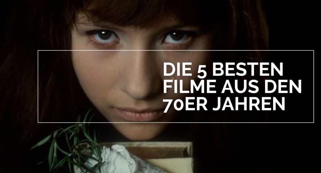 Eine Nahaufnahme eines jungen Mädchens mit dunklen Haaren und intensiven blauen Augen, das geheimnisvoll in die Kamera blickt. Im Vordergrund hält sie ein Buch mit einem weißen Stoffbezug und einem Zweig Rosmarin. Über dem Bild liegt ein weißer Rahmen mit dem Text: „DIE 5 BESTEN FILME AUS DEN 70ER JAHREN“