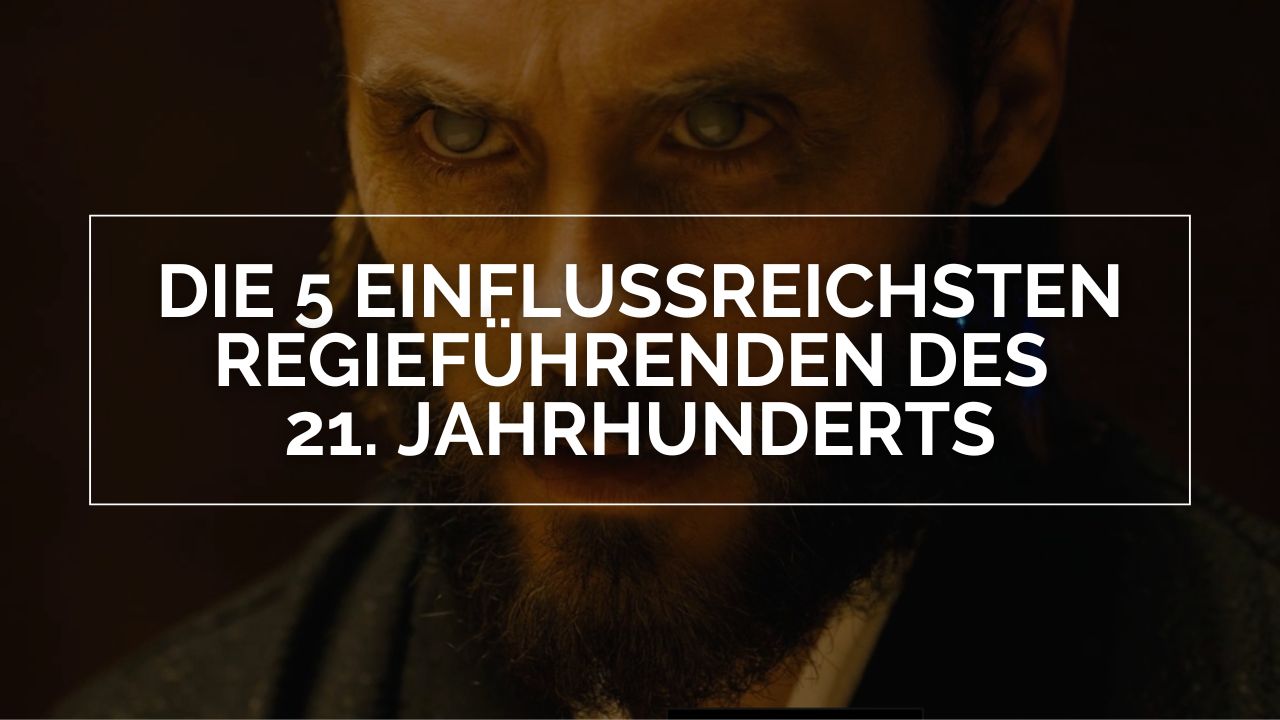 Die 5 einflussreichsten Regieführenden des 21. Jahrhunderts“ steht in weißen Großbuchstaben auf einem dunklen Hintergrund. Dahinter ist ein Bild zu sehen, das Jared Leto in "Blade Runner 2049" mit leuchtenden Augen und grimmigen Blick zeigt.