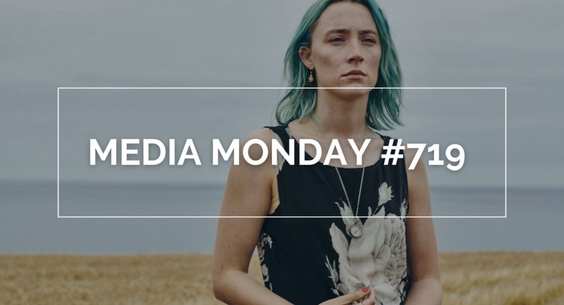 Auf dem Bild ist Rona mit blauen Haaren, auf einem Feld stehend. Im Hintergrund ist das Meer. Sie trägt einen kleinen Kompass um den Hals. Auf dem Bild steht in weißen Lettern "Media Monday #719" in einem weißen Rahmen