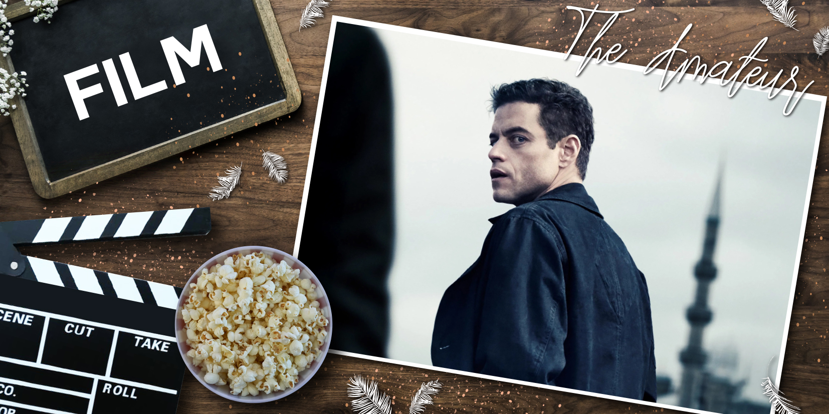 Ein Holztisch mit verschiedenen Elementen rund um das Thema Film. Links befindet sich eine schwarze Tafel mit dem Wort „FILM“ in weißen Großbuchstaben. Darunter liegt eine Filmklappe mit Beschriftungen wie „SCENE“, „CUT“, „TAKE“, „CO.“ und „ROLL“. Daneben steht eine Schale mit Popcorn. Rechts im Bild liegt eine Fotografie einer Person in dunkler Jacke mit einem unscharfen Hintergrund, auf dem ein hoher Turm zu sehen ist. Auf der Fotografie steht in geschwungener Schrift „The Amateur“. Die Szene verbindet Elemente der Filmproduktion und des Filmgenusses.
