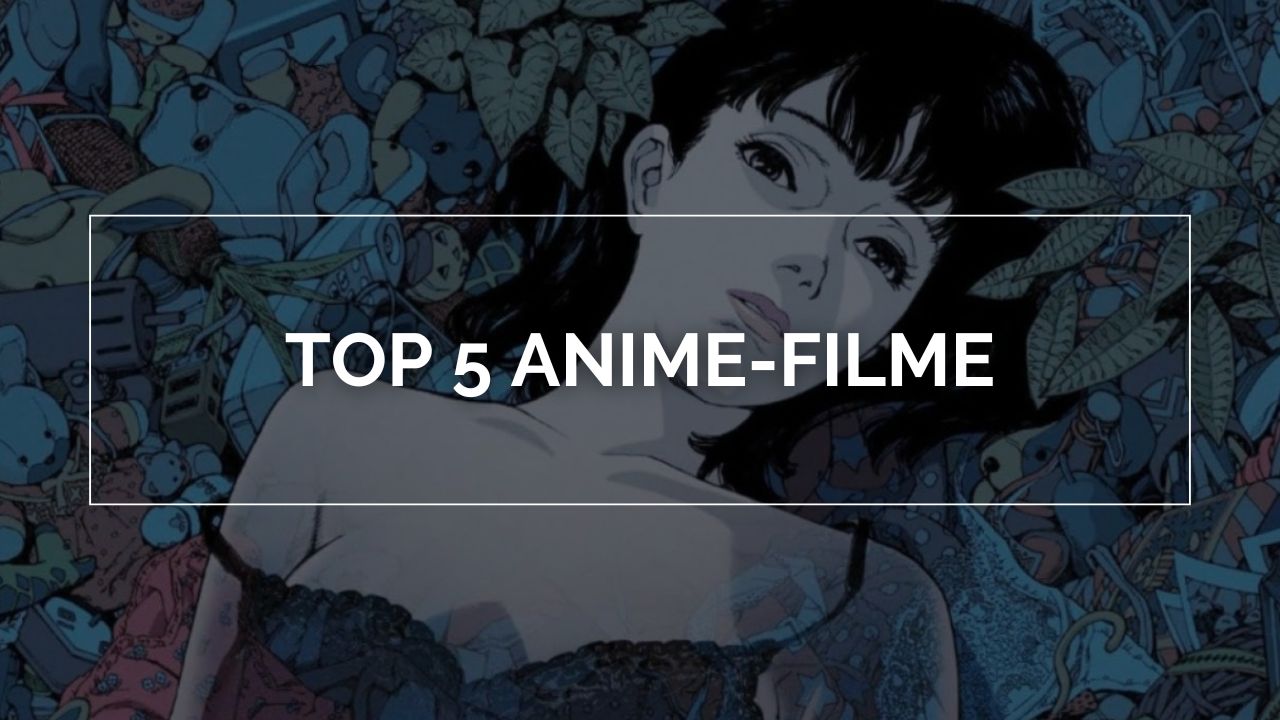 Das Bild zeigt eine Frau mit kurzen schwarzen Haaren, die entspannt liegt. Um sie herum befinden sich diverse Gegenstände wie Kuscheltiere, Blätter und andere Objekte. In der Mitte des Bildes ist der Text „TOP 5 ANIME-FILME“ innerhalb eines weißen rechteckigen Rahmens prominent platziert.
