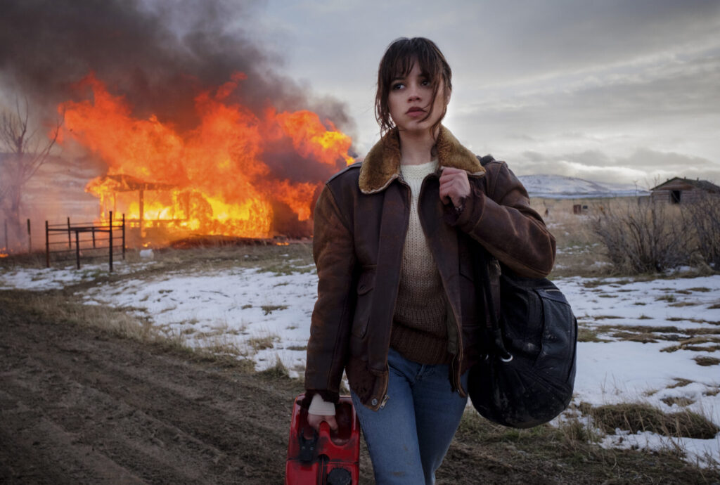 Jenna Ortega läuft mit einem Benzinkanister durch eine Schneelandschaft. Im Hintergrund brennt ein Haus. Ein Bild aus dem Film "Hurry Up Tomorrow". | Top 5 Filme die besser sind als ihr Ruf