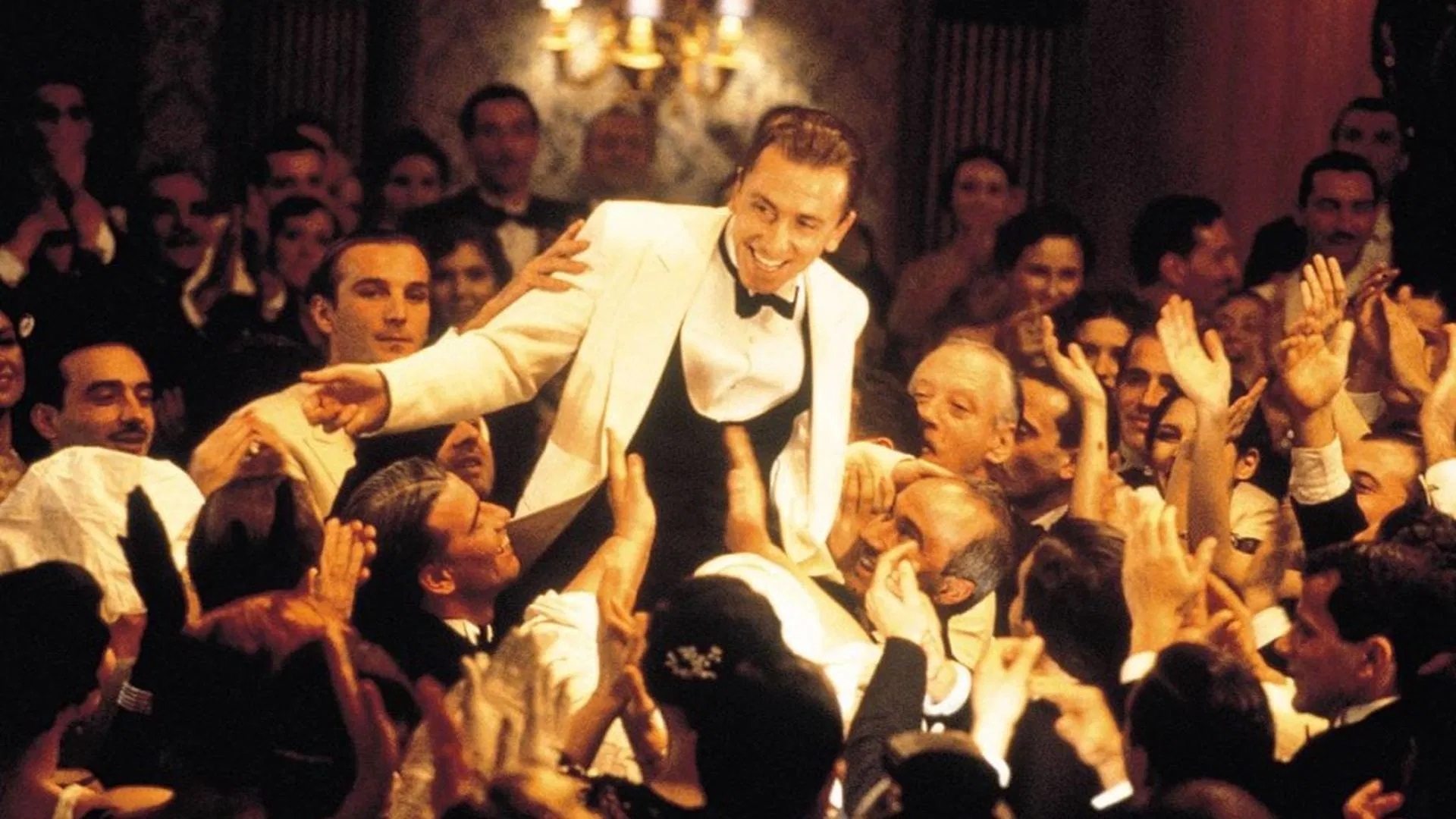 Das Bild zeigt einen Mann in einer Menschenmenge | 90er Jahre Kino: Die 5 besten Filme aus den 90er Jahren
